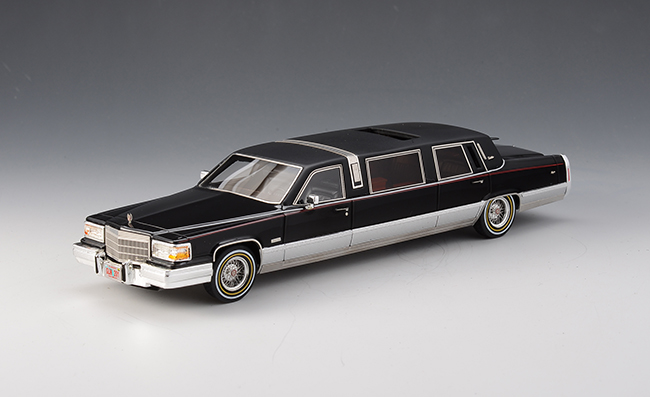 1/18 Cadillac Fleetwood Brougham Limousine 1990 Black